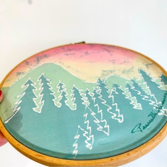 Signed Hand painted silk embroidery silk art on wood hoop 7” - Picture 6 of 8